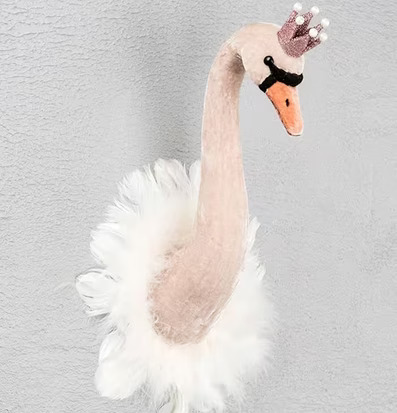 Svan Liten Creme/Rosa från A Lot Decoration på betongvägg