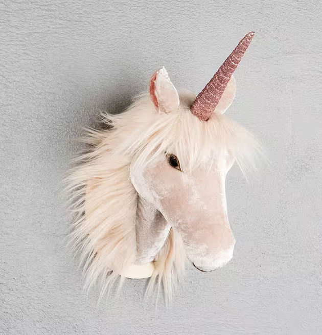 Enhörning Creme/Rosa från A Lot Decoration på ljusgrå vägg