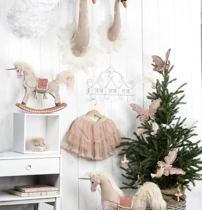 Fjäril Rosa/Creme från A Lot Decoration på grön växt