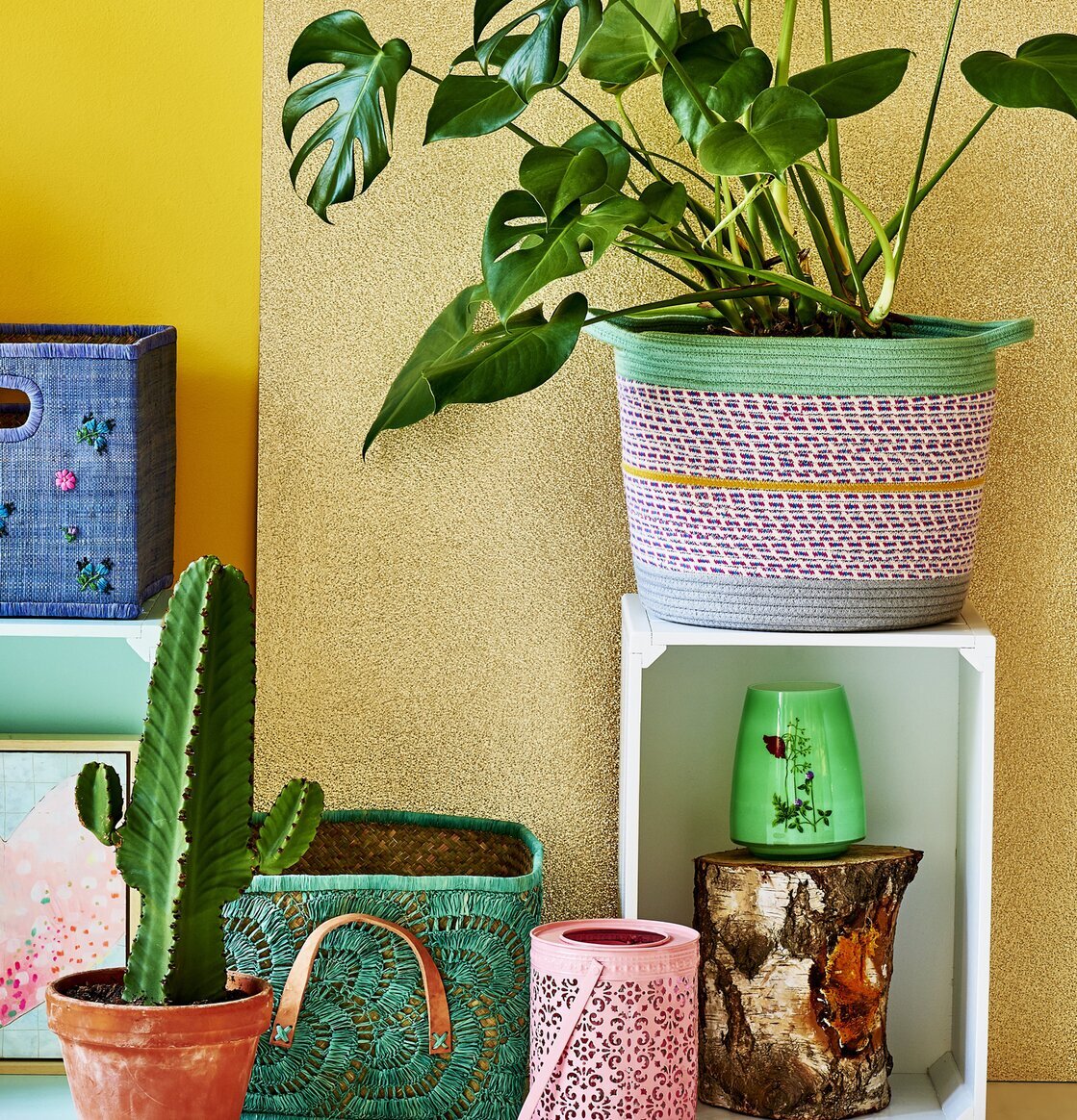 Förvaringskorgar - Multicolor från Rice på en vit hylla