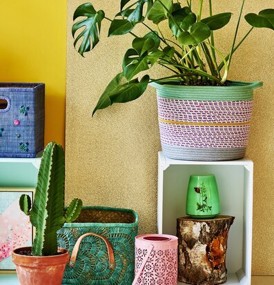 Förvaringskorgar - Multicolor från Rice på en vit hylla