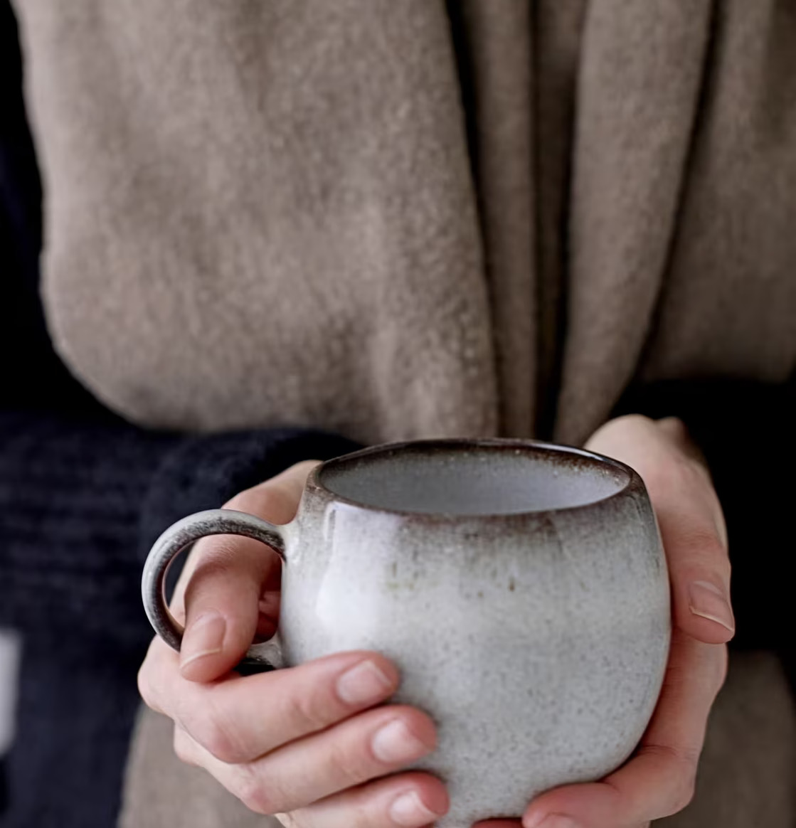 Muggen Sandrine Kopp Ljusgrå från Bloomingville i handen
