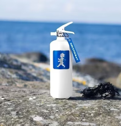 Brandsläckare 2kg Vit/Blå från Solstickan på stenig strand