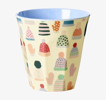 Bild av charmig mugg med vintertema och lekfull design