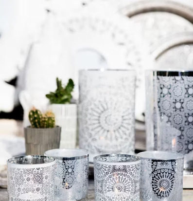 Maroccan - Majas Cottage ljusstakar på träyta med grönska