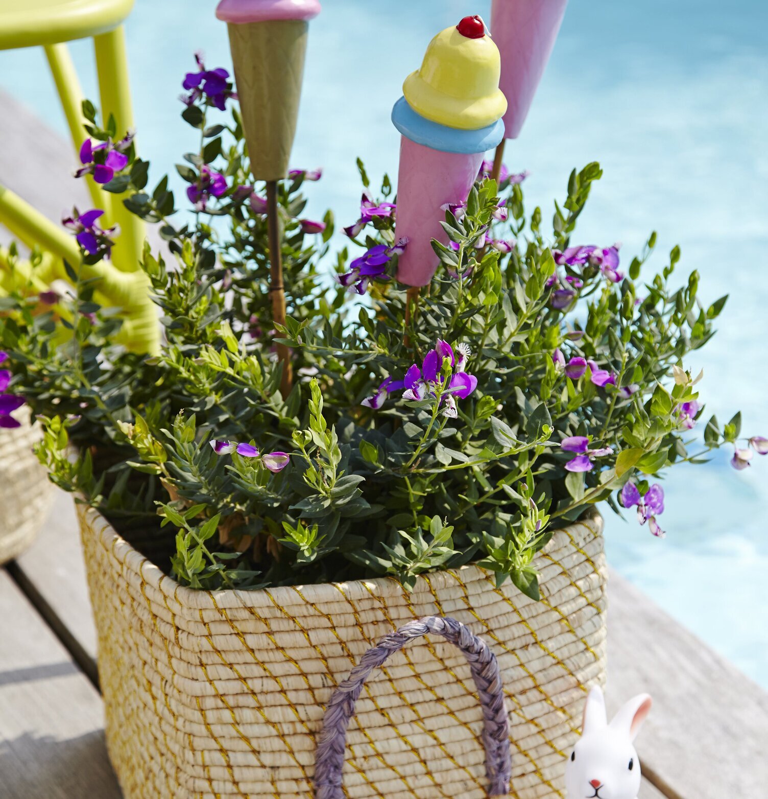 Trädgårdsljus Ice Cream från Rice i en korg med växter