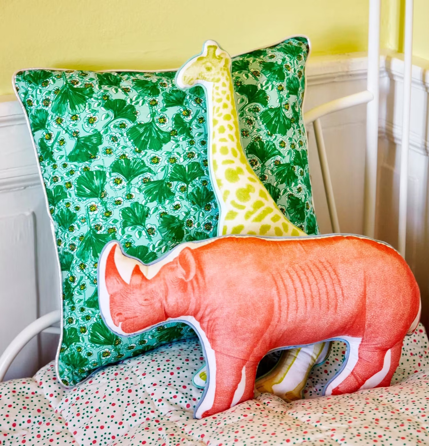 Kudde Digitalprint Giraff från Rice i livfullt rum