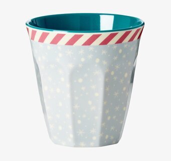 Bild av vinterinspirerad mugg med snöflingor och färg