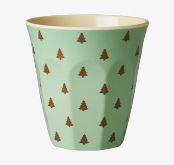 Bild av livfull mugg med julgranar och grön bakgrund
