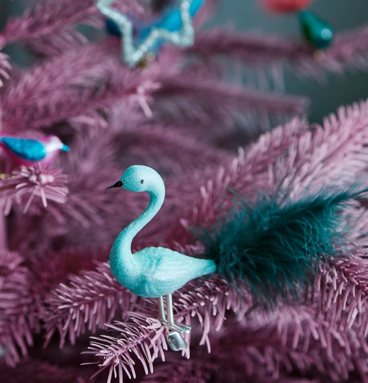 Peacock Ornament Mint från Rice på rosa julgran med glitter