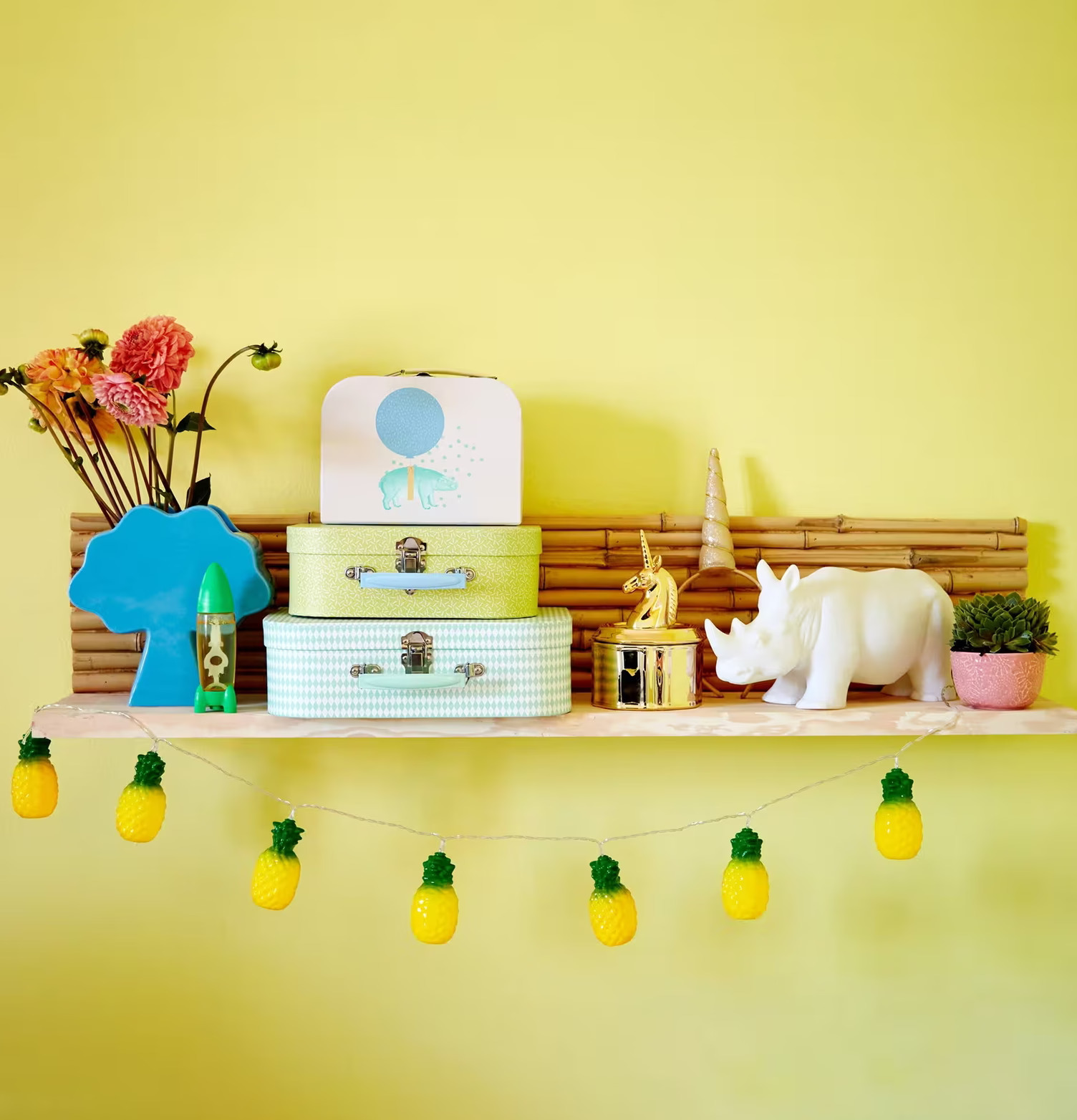 Väskor Cardboard Animal Print från Rice på en trähylla