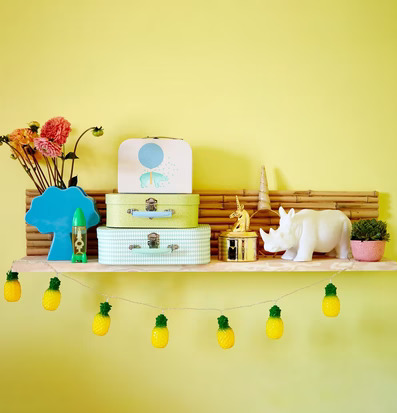 Väskor Cardboard Animal Print från Rice på en trähylla