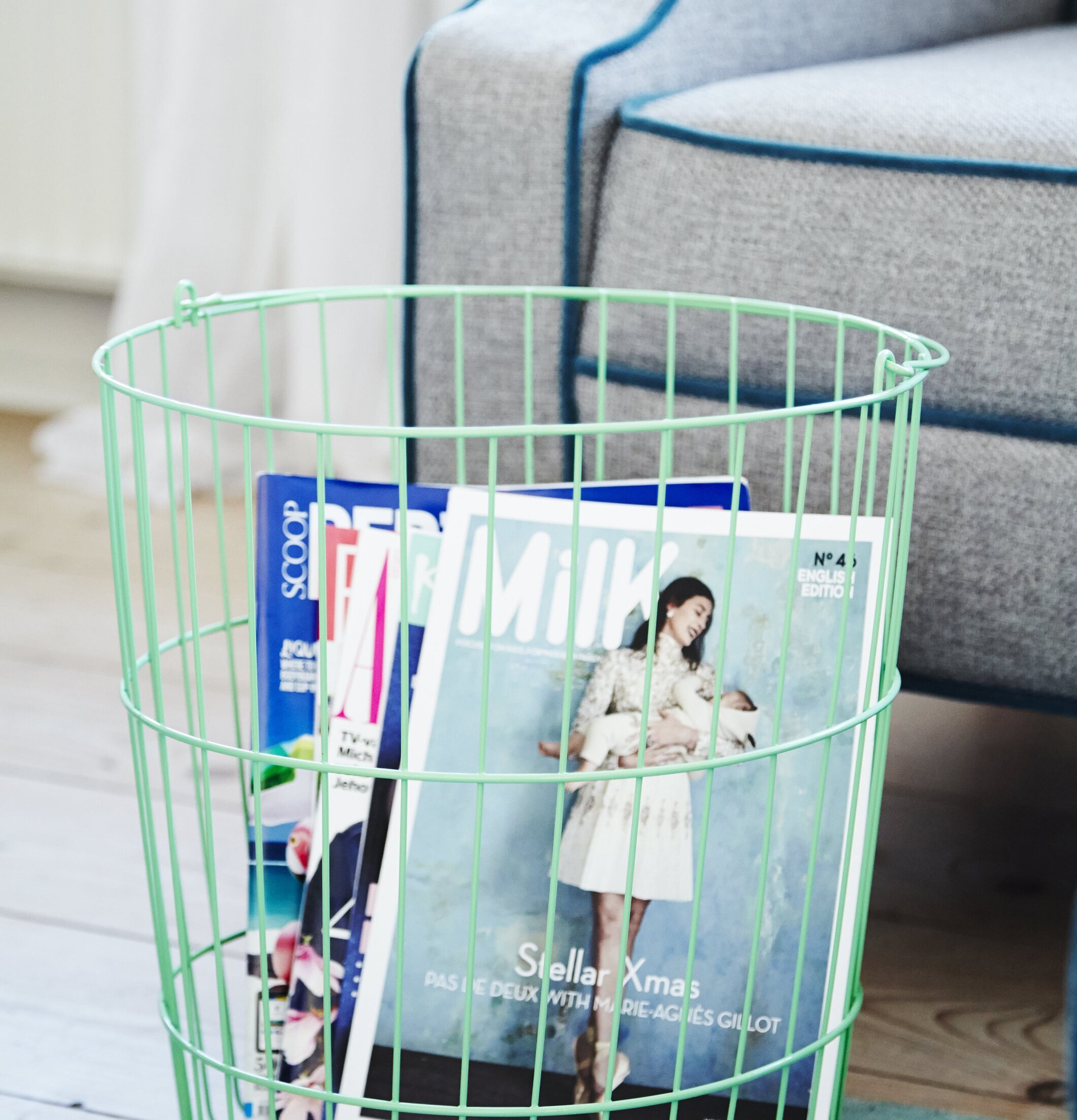 Trådkorg Jade från Rice fylld med tidskrifter i ett vardagsrum