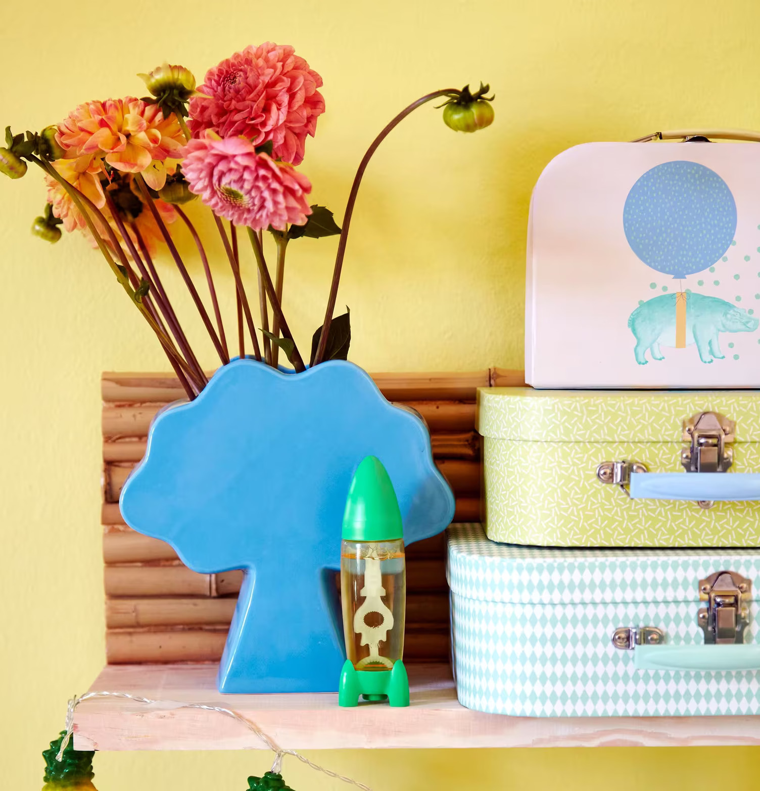 Väskor Cardboard Animal Print från Rice på en gul hylla