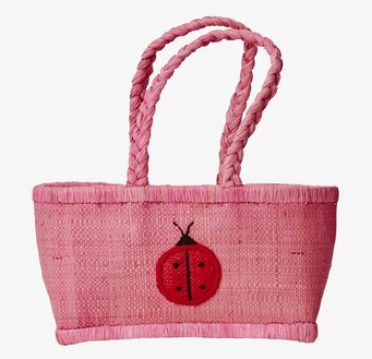 Raffiaväska Nyckelpiga Rosa från Rice mot vit bakgrund