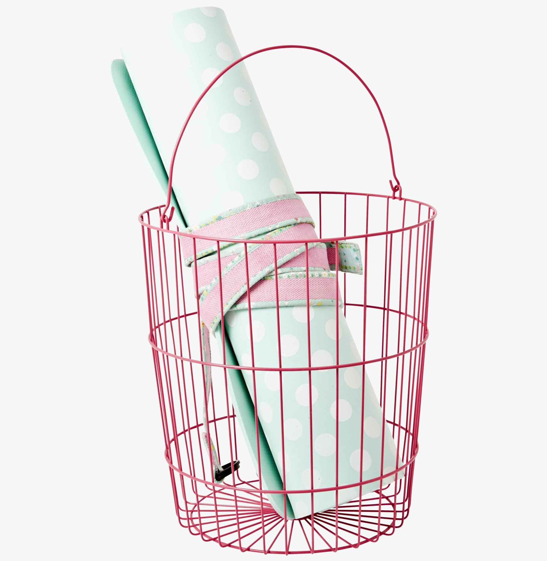 Trådkorg Fuschia från Rice fylld med en hoprullad yogamatta