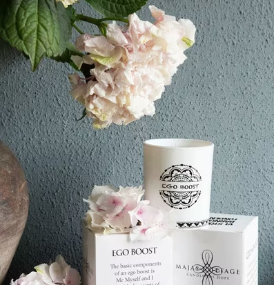 Doftljus Ego Boost från Majas Cottage med blommor och vas