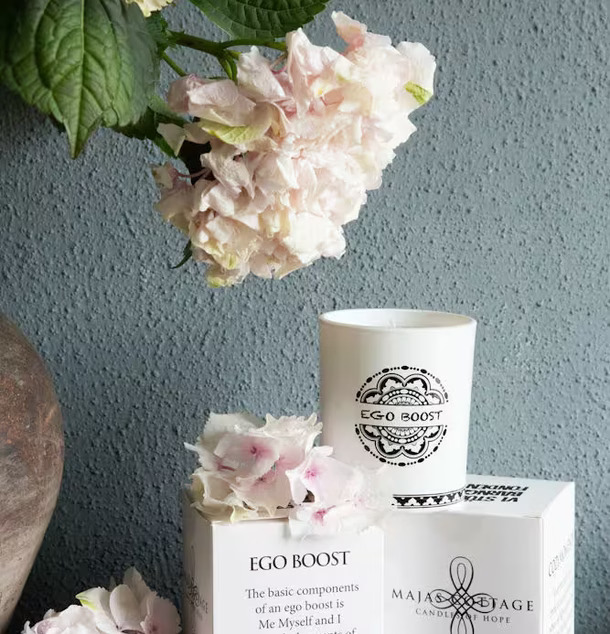 Doftljus Ego Boost från Majas Cottage med blommor och vas