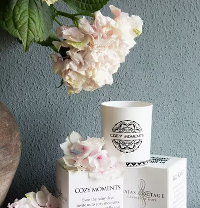 Doftljus Cozy Moments från Majas Cottage med blommor