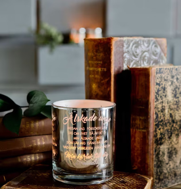 Älskade Unge - Majas Cottage ljus på böcker med växt