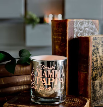 Ljuslykta Finaste Mamma & Pappa från Majas Cottage på böcker