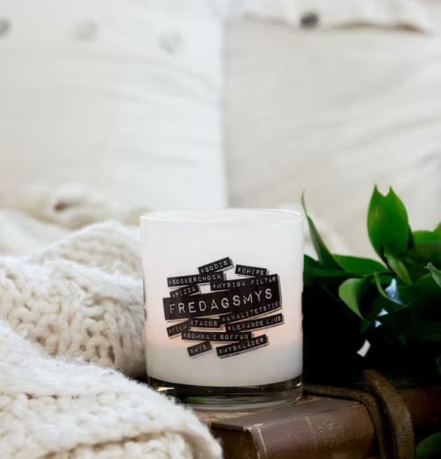 Fredagsmys - Majas Cottage doftljus i glas på antika böcker