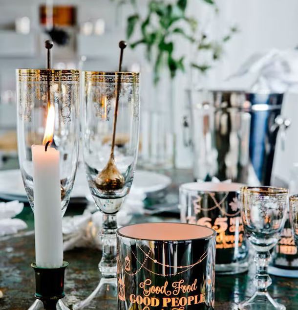 Good Times - Silver från Majas Cottage på ett dukat bord