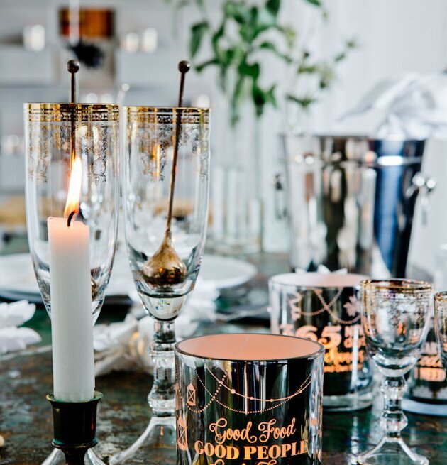 Good Times - Silver från Majas Cottage på ett dukat bord