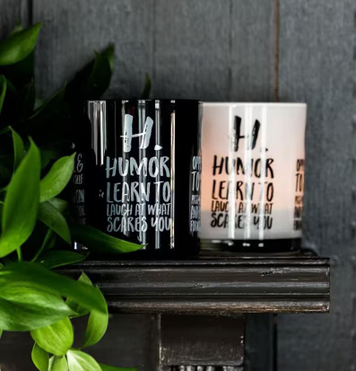 H.O.P.E - Svart från Majas Cottage på en mörk hylla