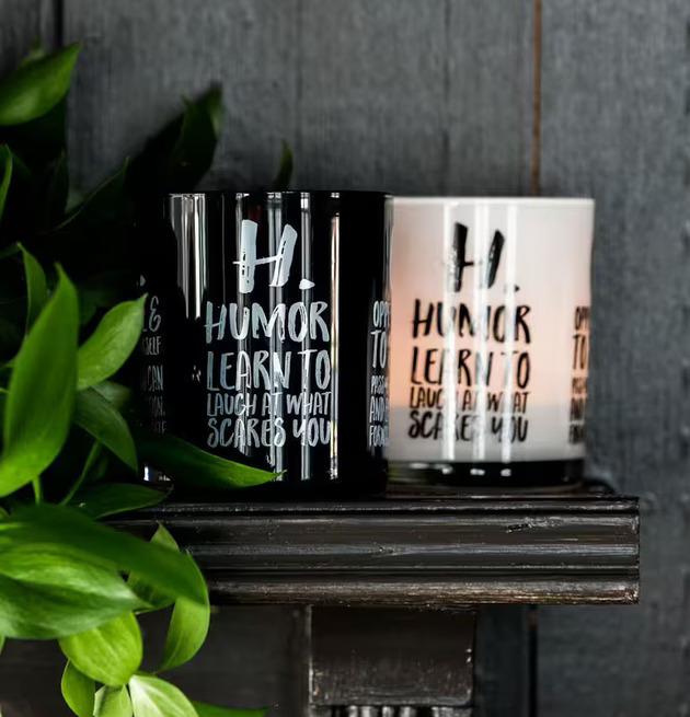 H.O.P.E - Svart från Majas Cottage på en mörk hylla