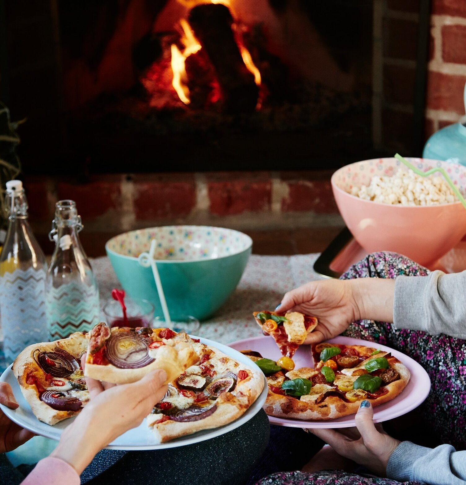 Pizzatallrik Melamin Blå från Rice framför öppen spis
