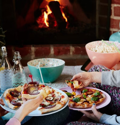 Pizzatallrik Melamin Blå från Rice framför öppen spis