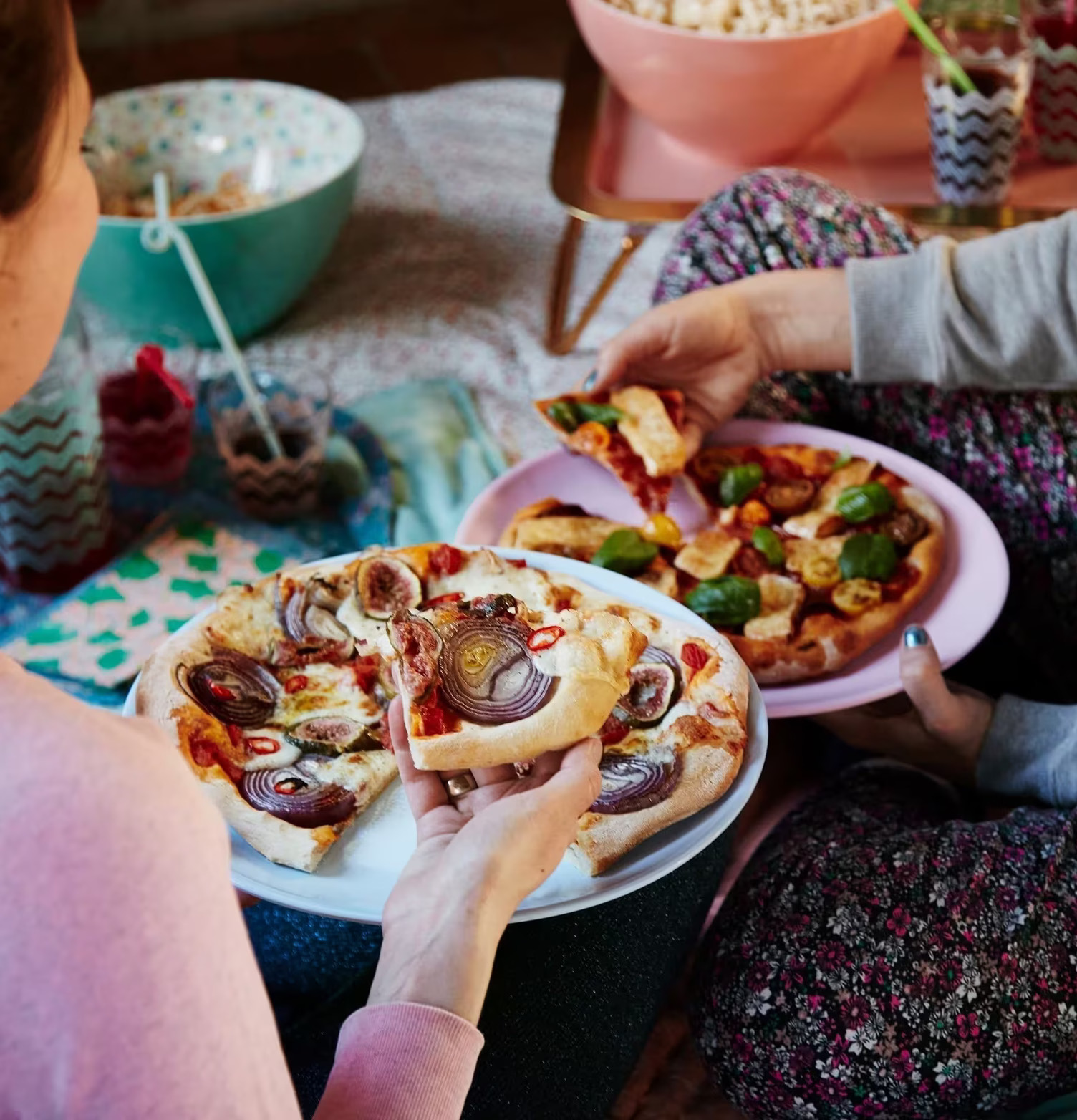 Pizzatallrik Melamin Blå från Rice i en mysig inomhusmiljö