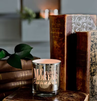 Ljus Finaste Morfar från Majas Cottage på väderbitna böcker