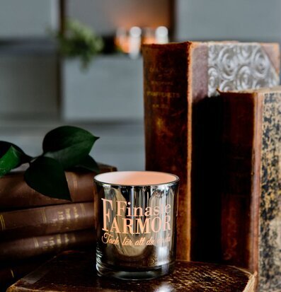 Bild av stämningsfull inredning med ljus och böcker