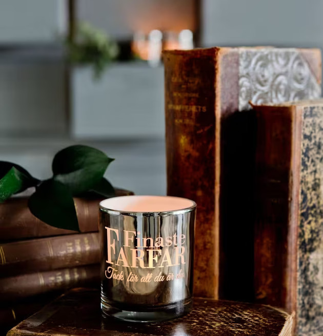 Glaskopp Finaste Farfar från Majas Cottage på antikt bokstöd