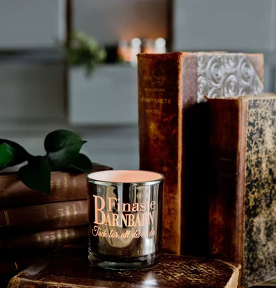 Finaste Barnbarn doftljus från Majas Cottage bland böcker