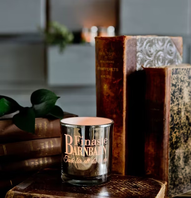 Finaste Barnbarn doftljus från Majas Cottage bland böcker