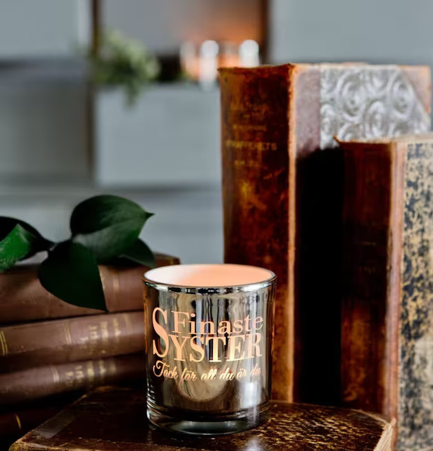 Finaste Syster ljuslykta från Majas Cottage på träbord