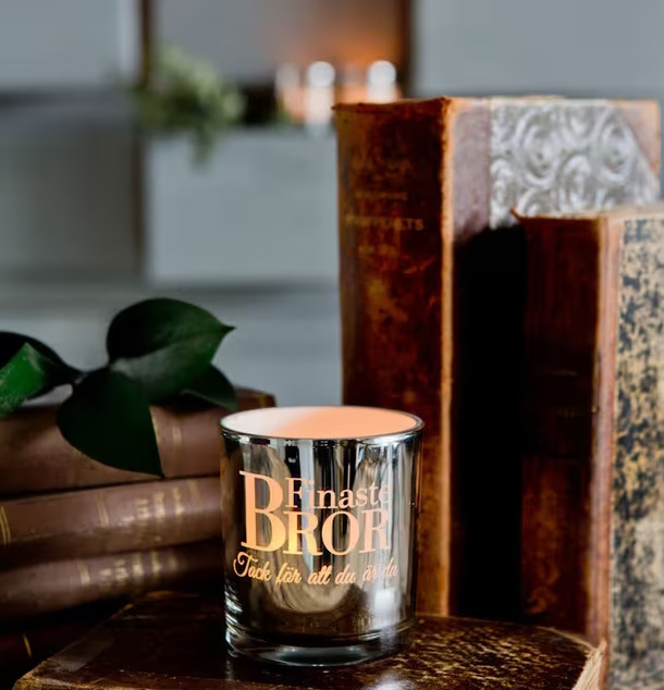 Ljus Finaste Bror från Majas Cottage på ett väderbitet bord