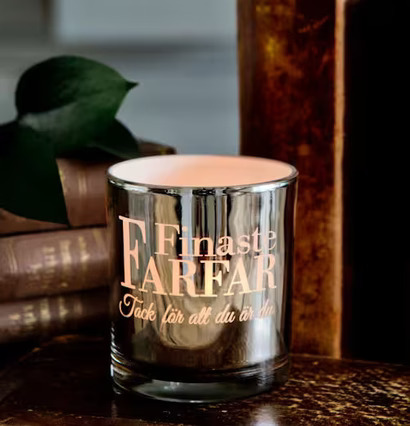 Ljus Finaste Farfar från Majas Cottage på träyta med böcker