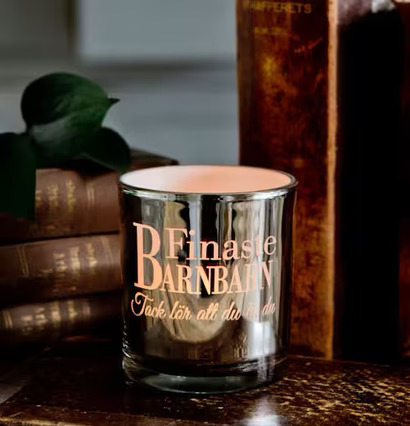 Ljushållare Finaste Barnbarn från Majas Cottage på träbord