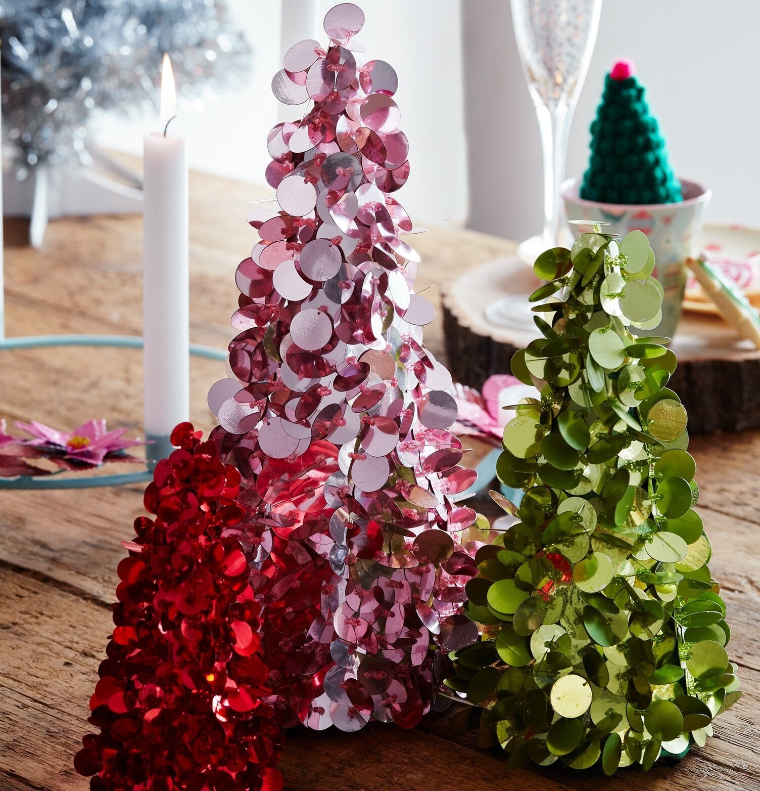 Paljettgran Pastellgrön från Rice på rustikt träbord