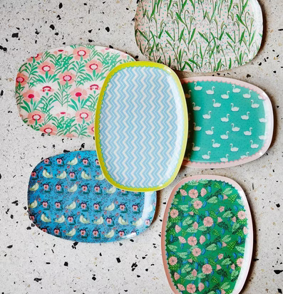 Tallrik Chevron Print från Rice med blått och vitt mönster