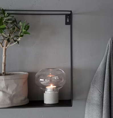 Edet Ljusstake Bullig från Storefactory på hylla med växt