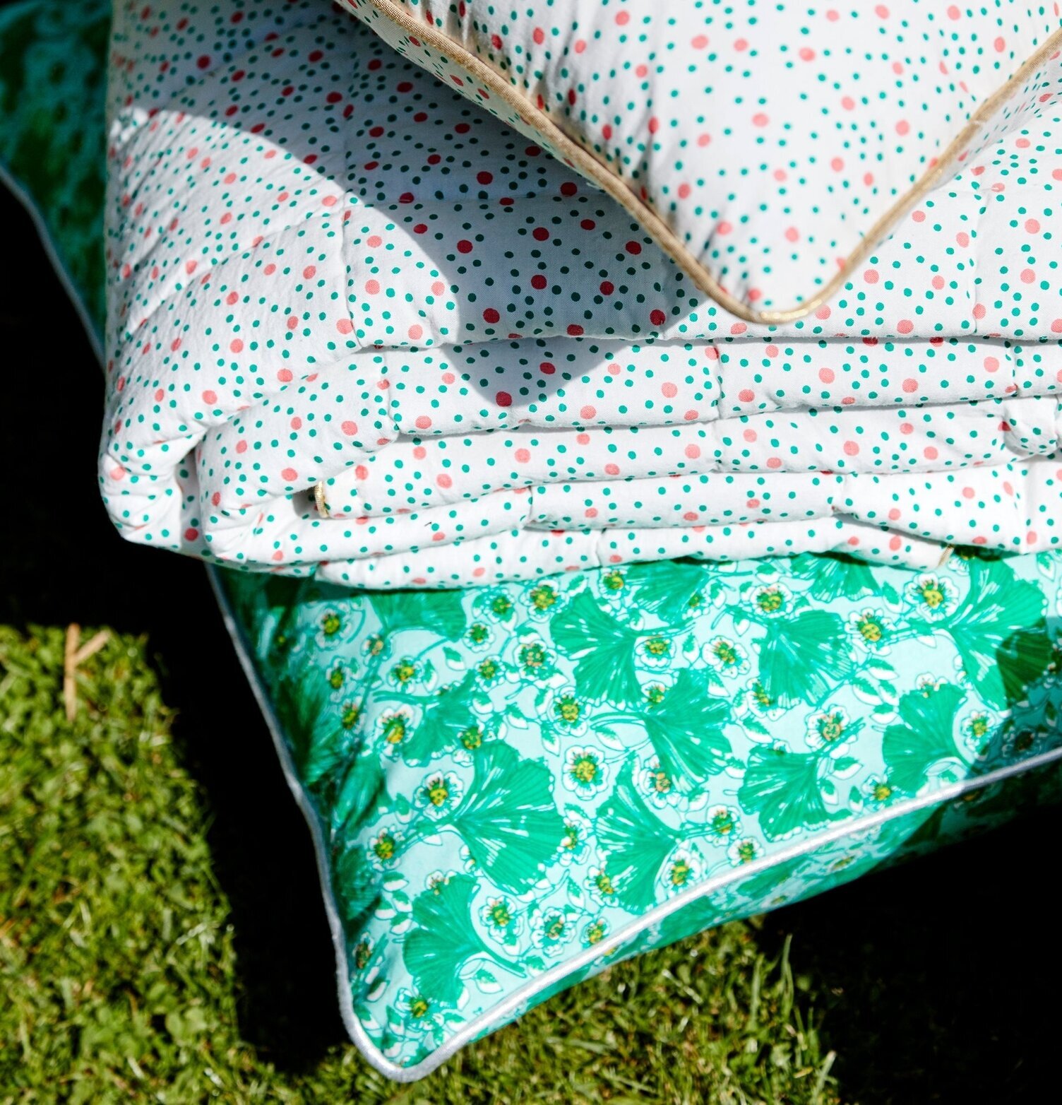 Cotton Quilt Dots Print från Rice med färgglada prickar