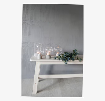 Edet Ljusstake från Storefactory på vit bänk med grå vägg