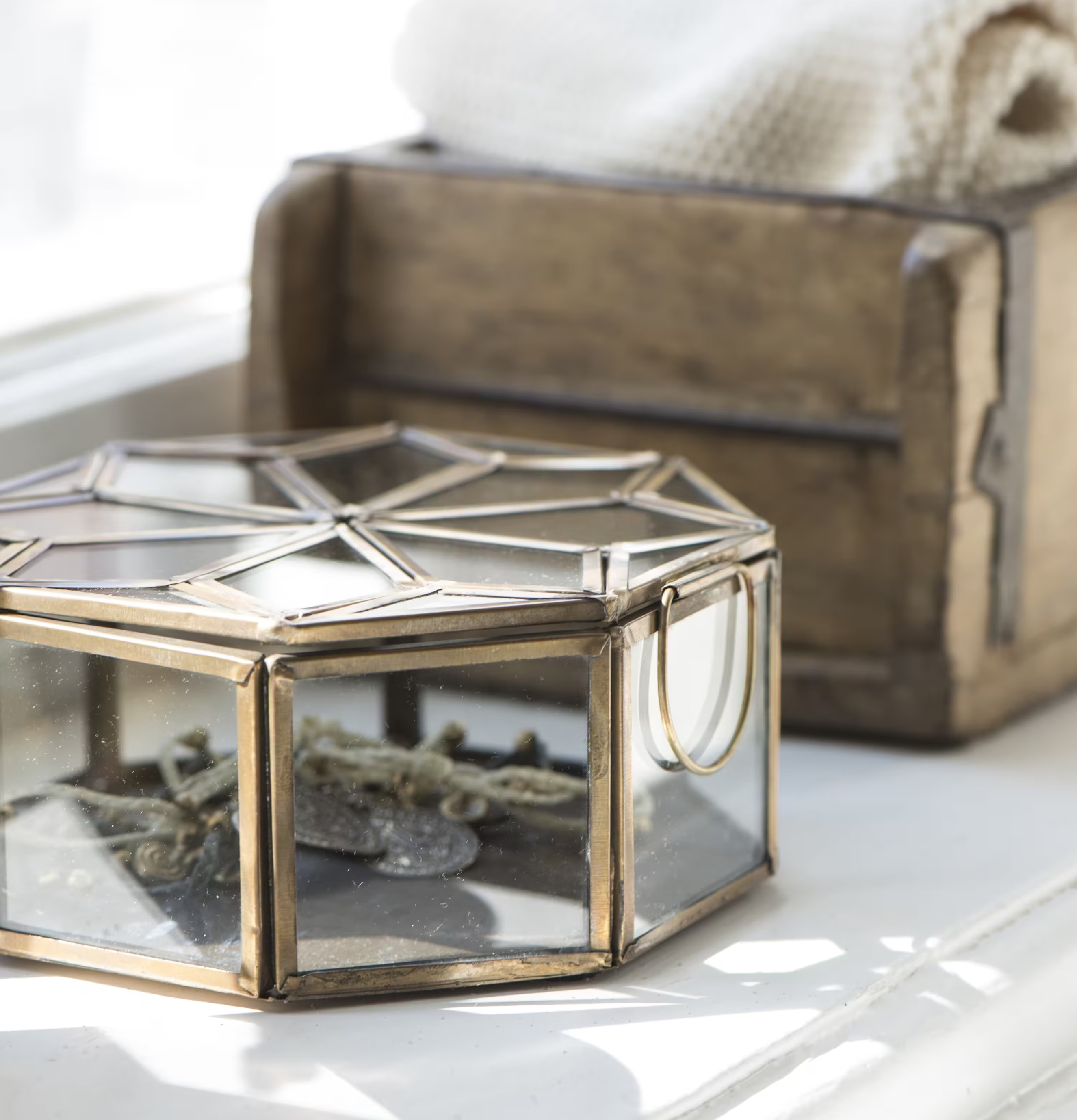 Glasbox Stjärna från IB Laursen på vit yta med dagsljus