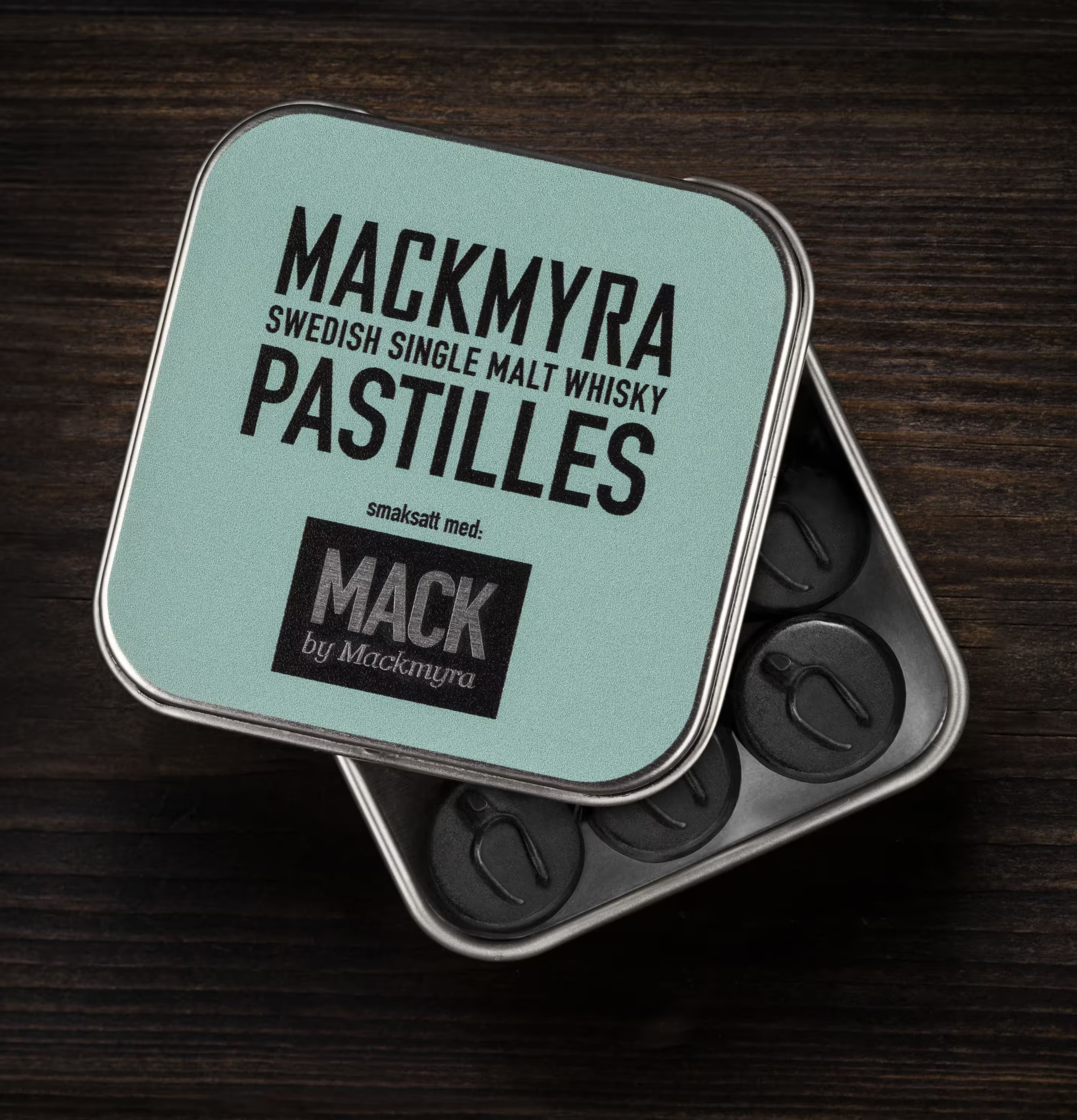 Mackmyra Pastiller MACK av Brand Of Gefle på träbord