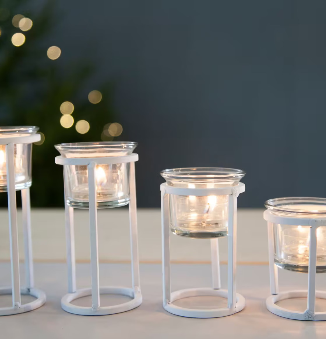 Floda Ljusstake från Storefactory på bord med ljusslingor